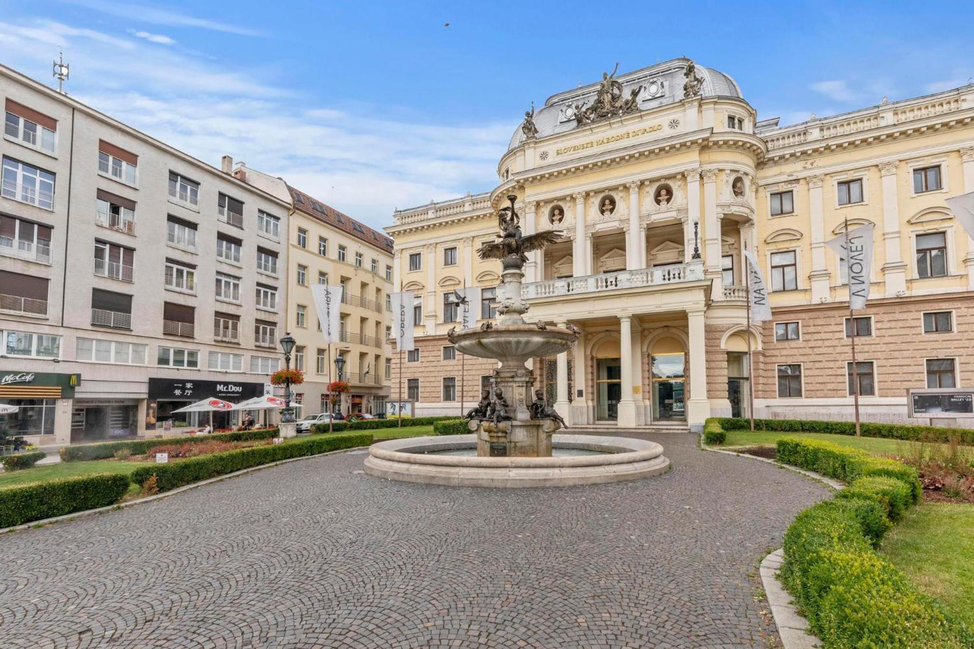 Family Hub In Centre Leilighet Bratislava Eksteriør bilde